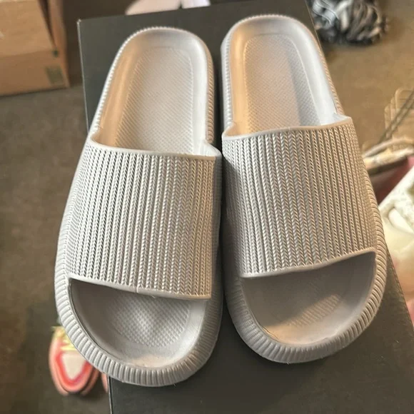 Women’s Slides - Picture 2 of 4
